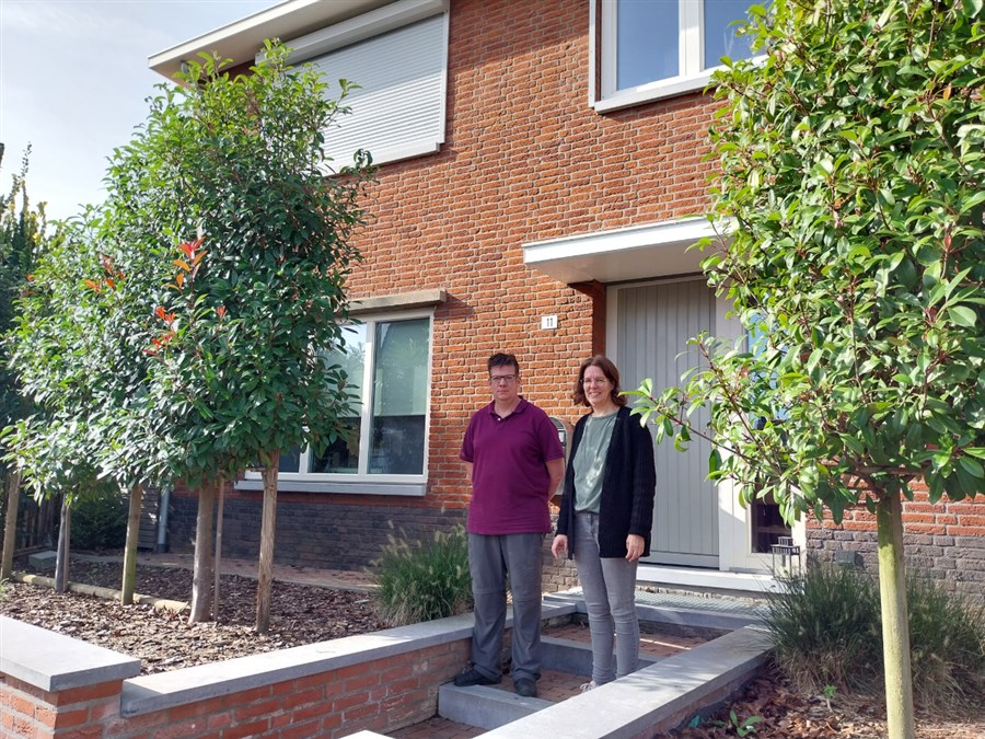 Marcel en Mieke uit Linne voor hun huis dat meedoet aan het Duurzaamste Huis van Nederland